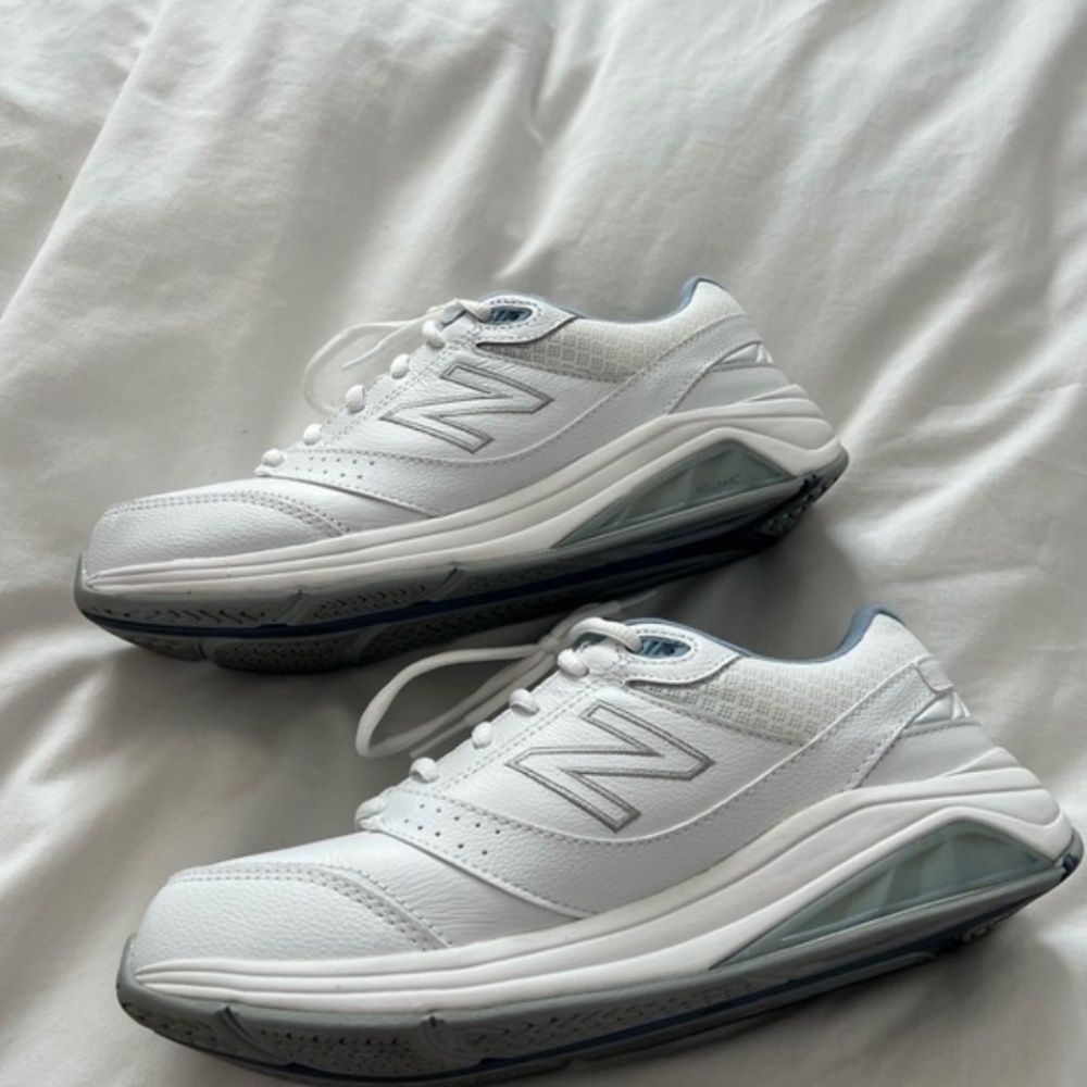 New Balance Woman White and Blue Athletic Shoes Style 928V3 size 8.5